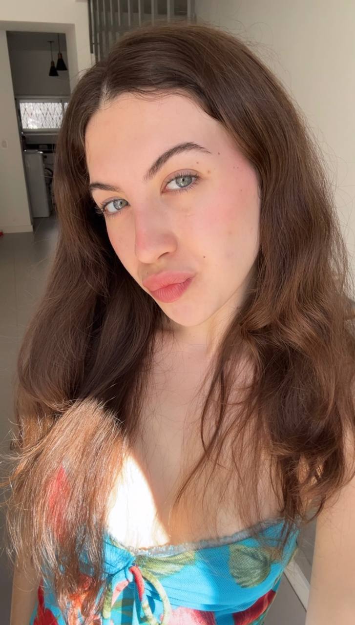 Nude girl Amber in Marseille