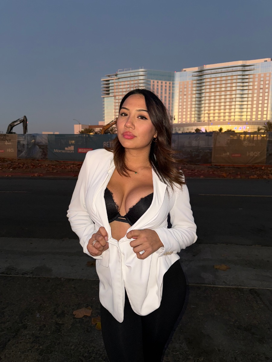 Take a pause and enjoy Ali Cruz — streaming from Marseille