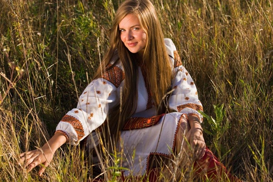 Model Women in Slavic costumes in Marseille