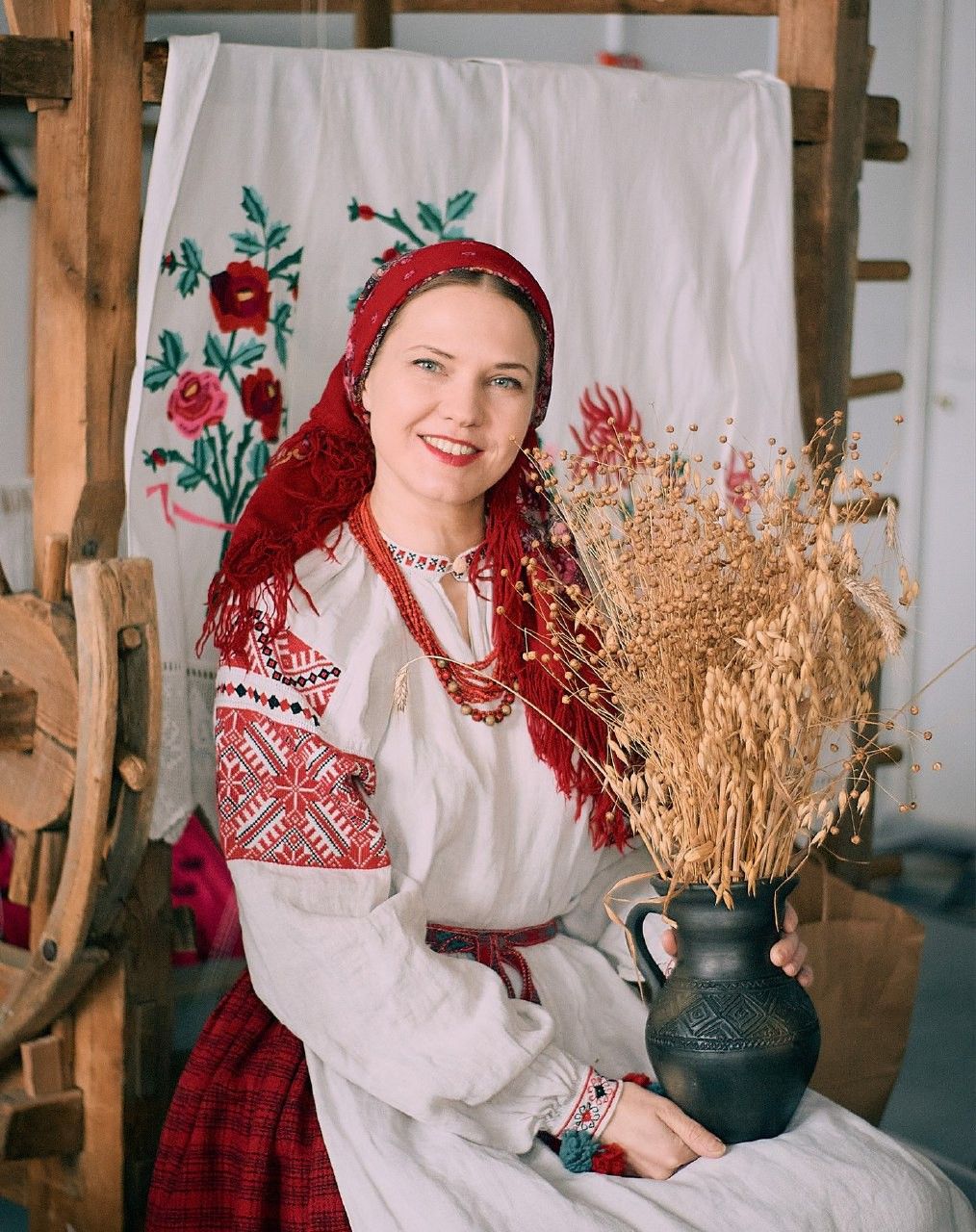 Women in Slavic costumes in Marseille