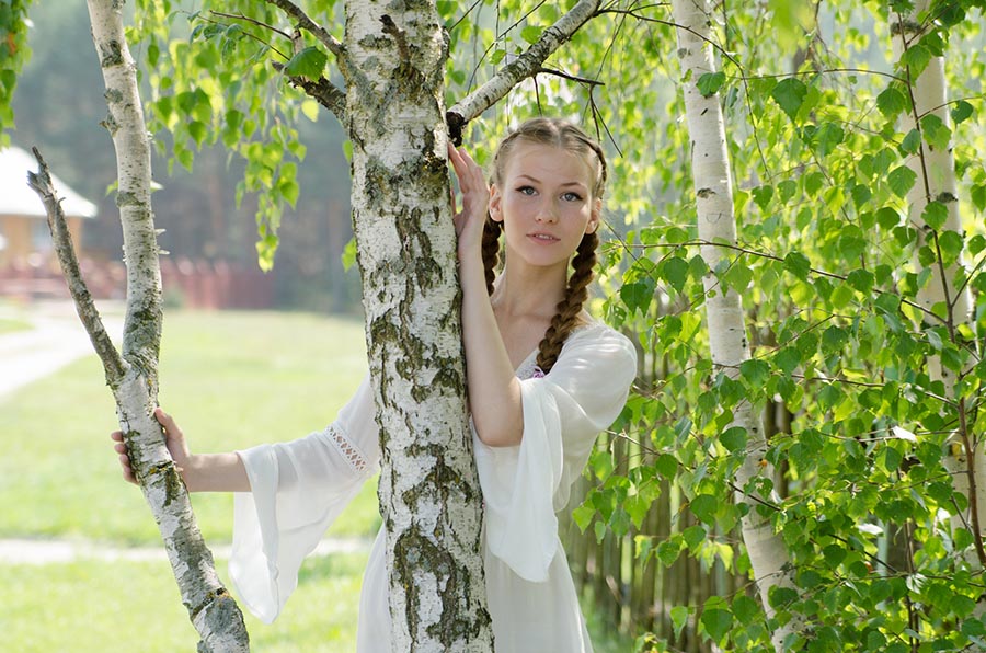 Women in Slavic costumes in Marseille