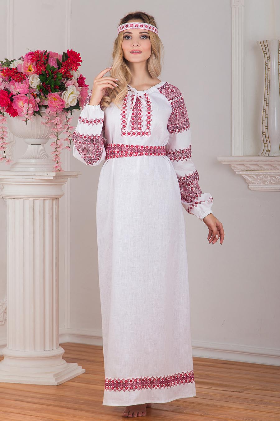 Women in Slavic costumes in Marseille