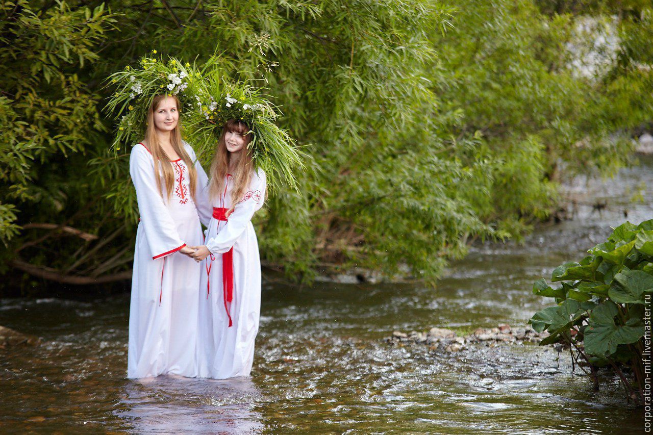 Women in Slavic costumes in Marseille