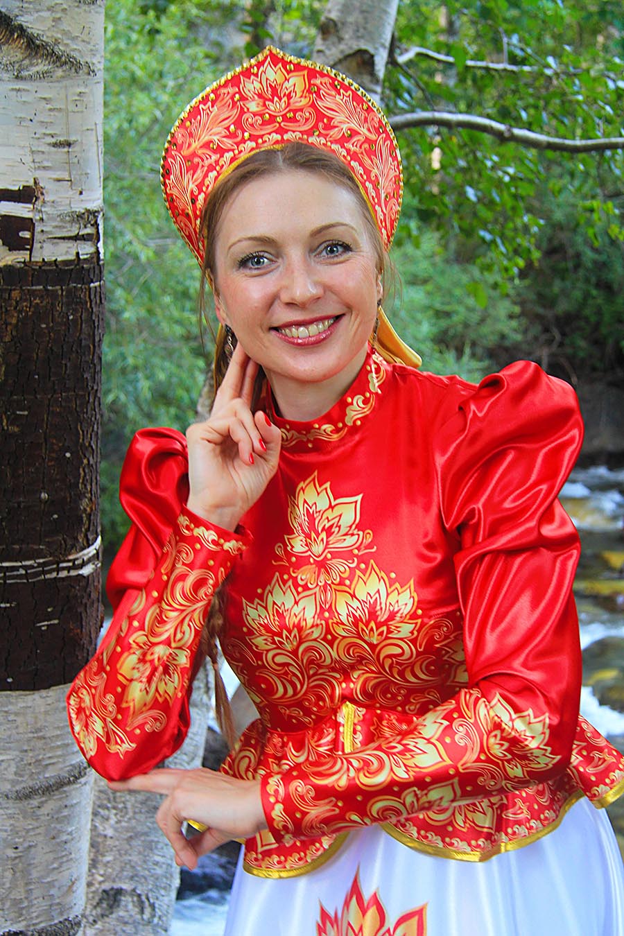 Women in Slavic costumes in Marseille
