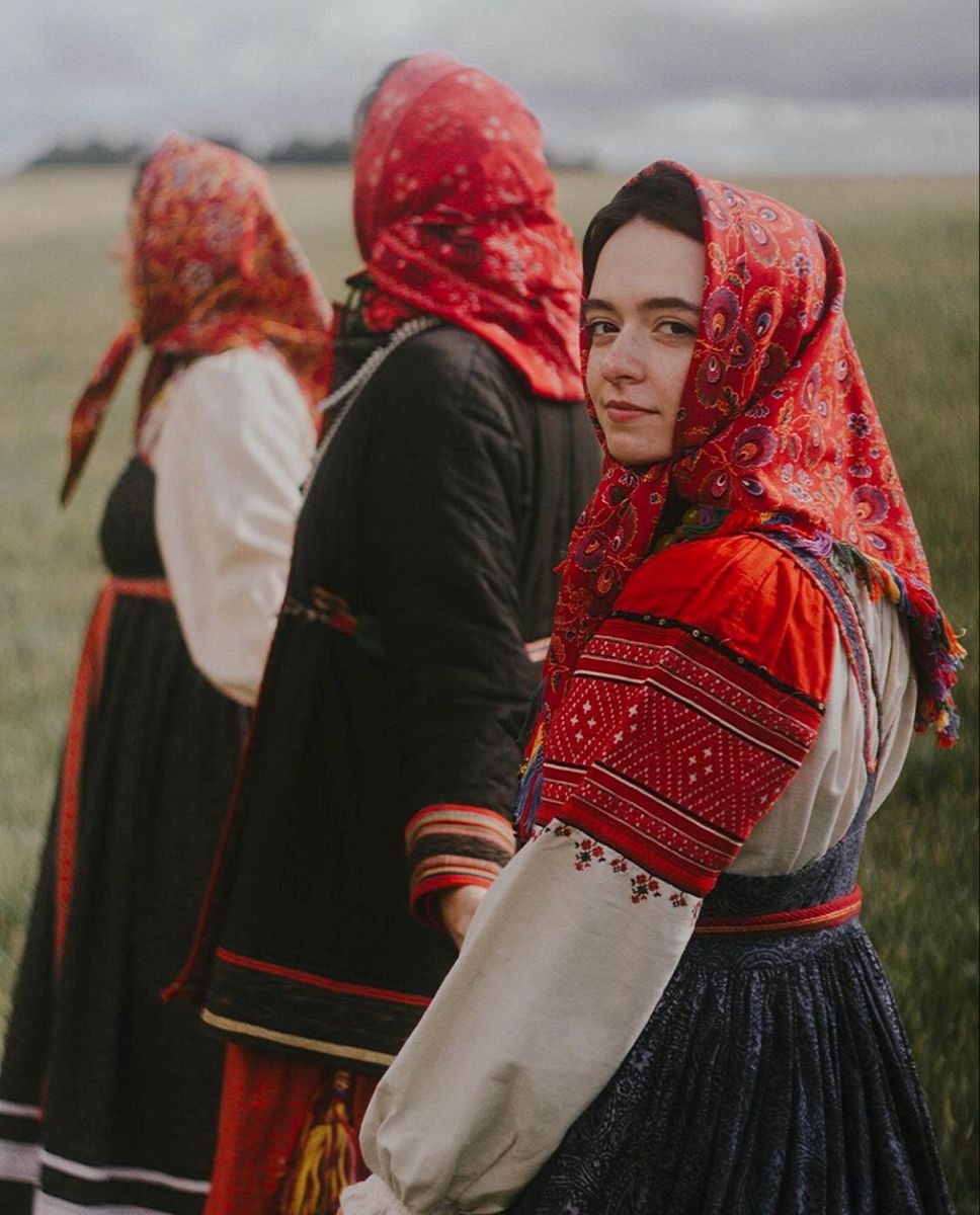 Women in Slavic costumes in Marseille