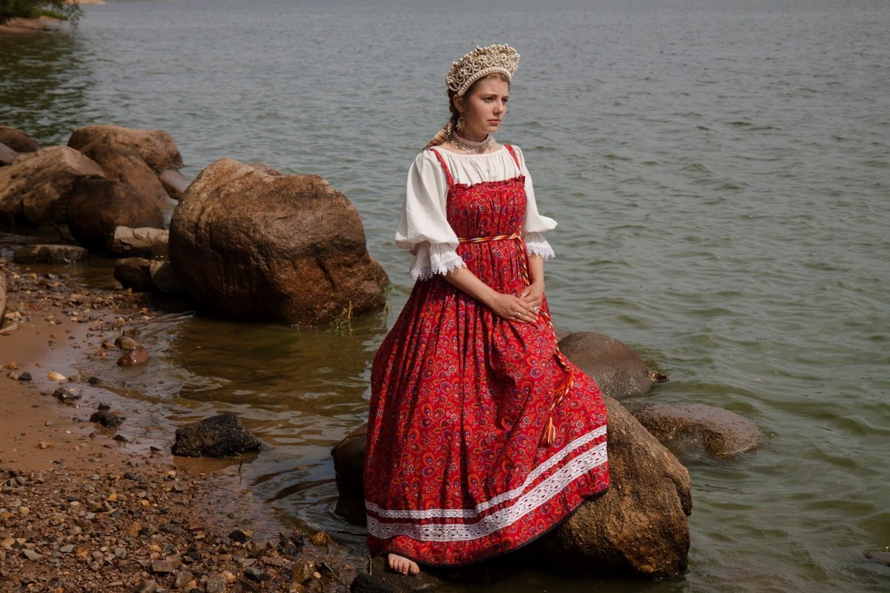 Women in Slavic costumes in Marseille