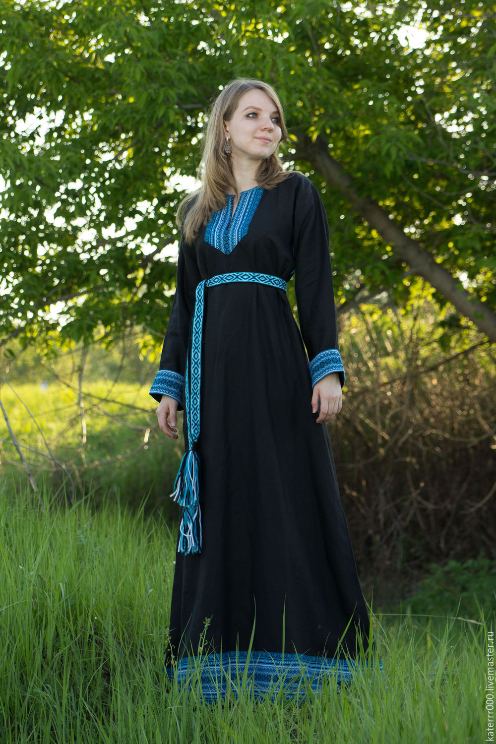 Women in Slavic costumes in Marseille