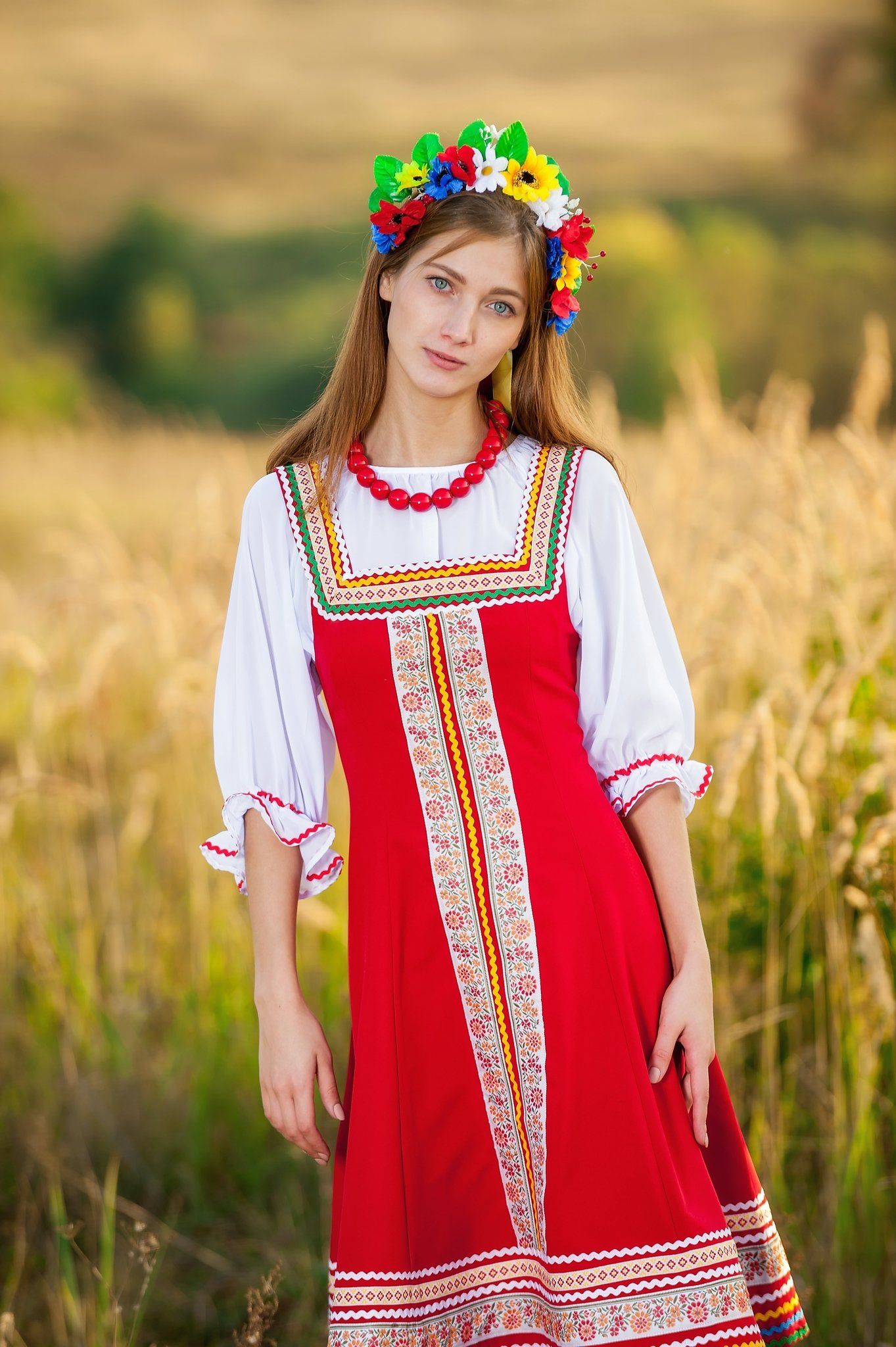 Women in Slavic costumes in Marseille
